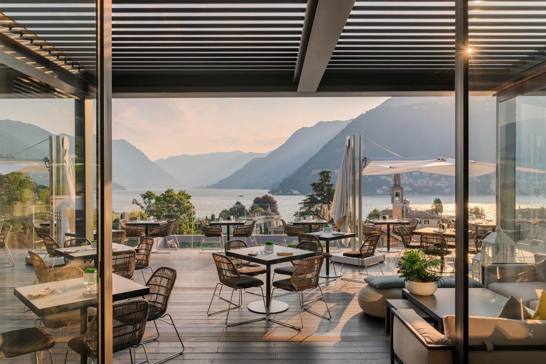 2 bars/lounges, poolside bar