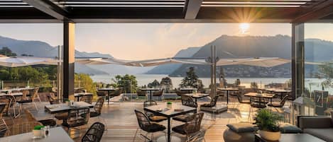 2 barer/lounger och bar vid poolen