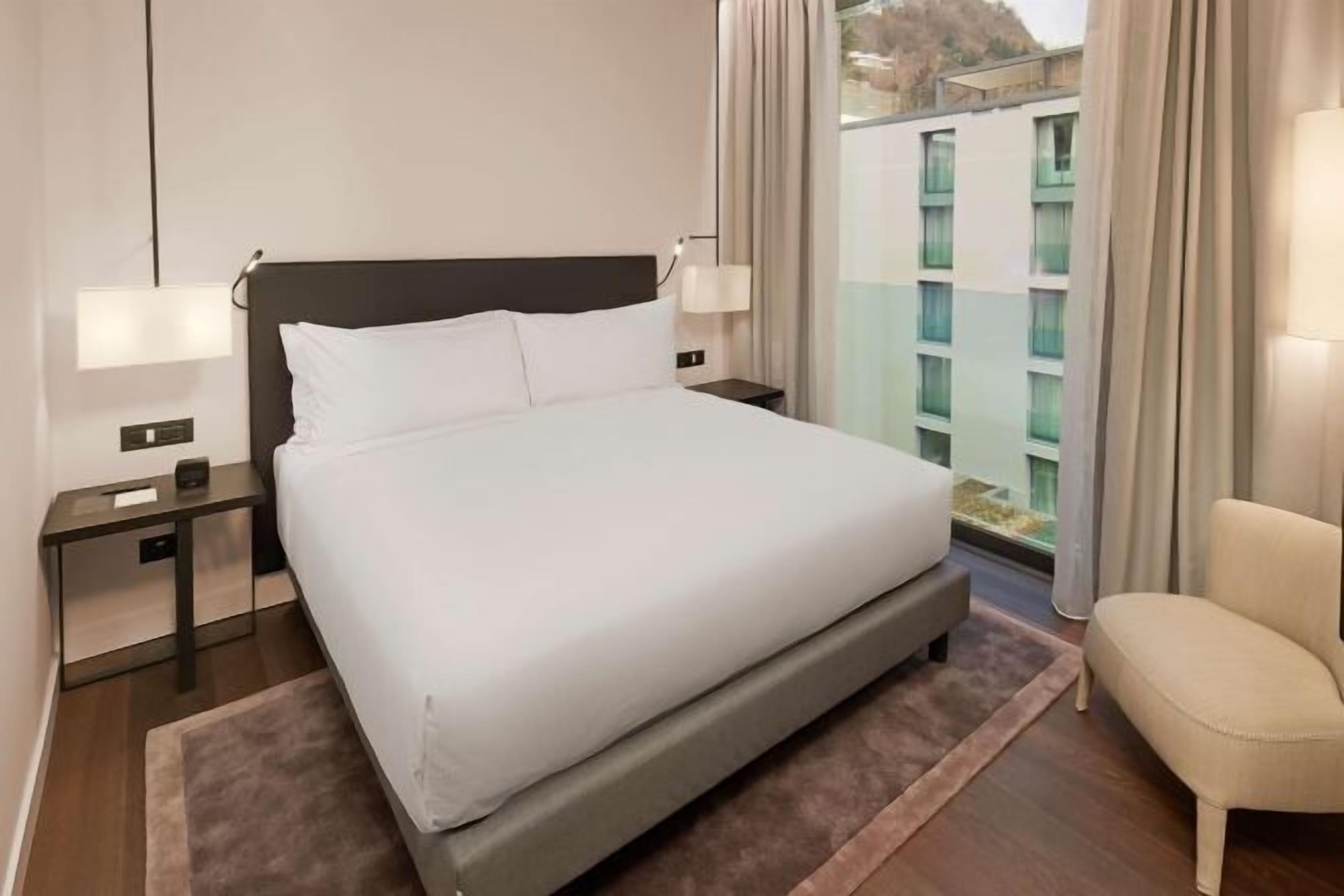 Daunenbettdecken, Zimmersafe, individuell eingerichtet, Schreibtisch