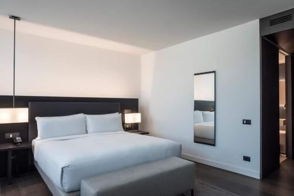 Down duvets, in-room safe, individually furnished, desk