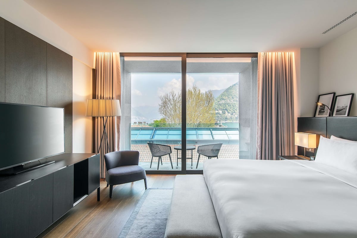 suite, balcony, lake view | down duvets, in-room safe, individually furnished, desk