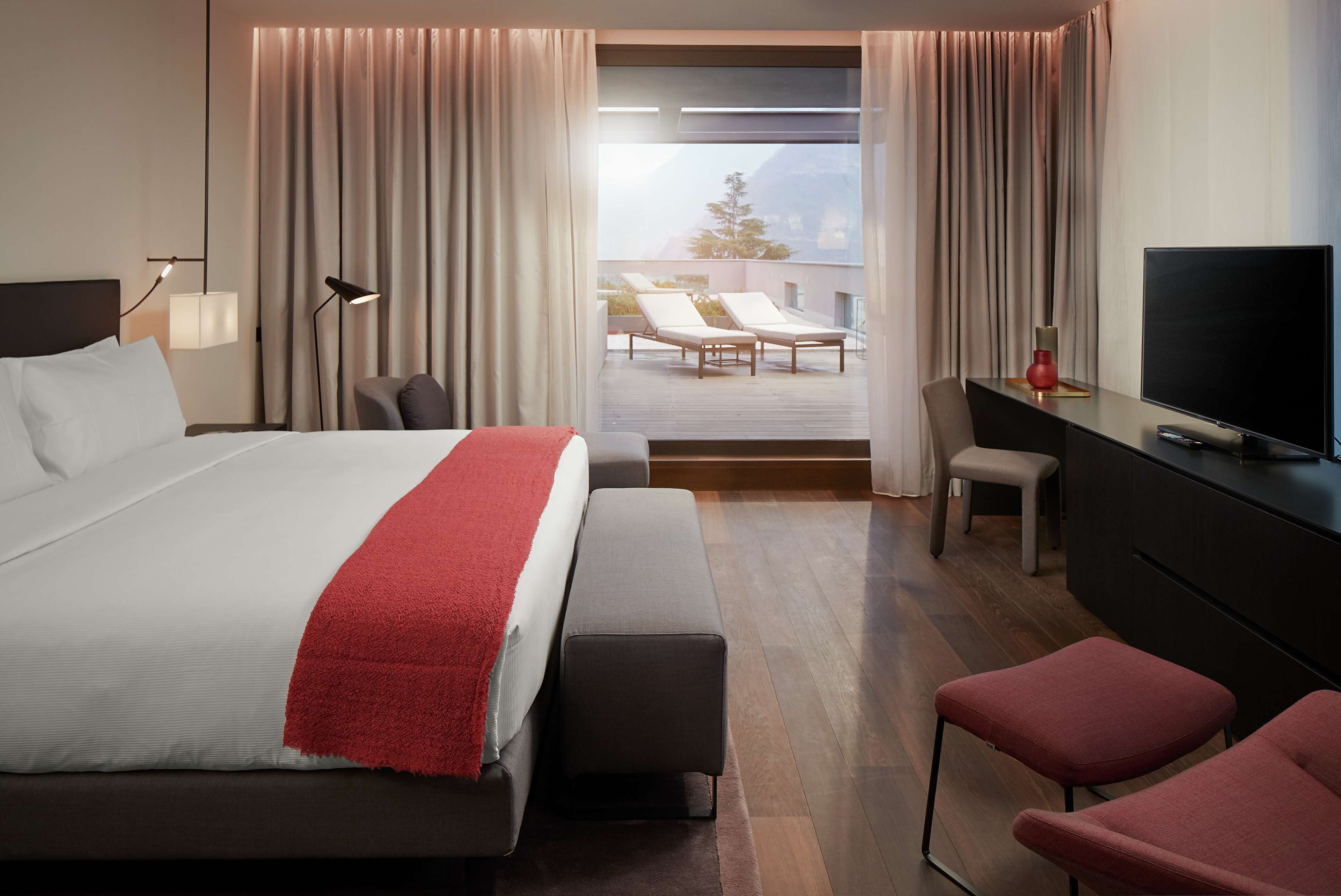 ผ้านวมขนเป็ด, ตู้นิรภัยในห้องพัก, ตกแต่งพิเศษโดยเฉพาะ, โต๊ะทำงาน