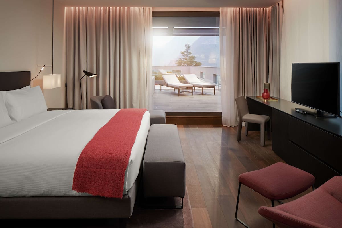 Down duvets, in-room safe, individually furnished, desk