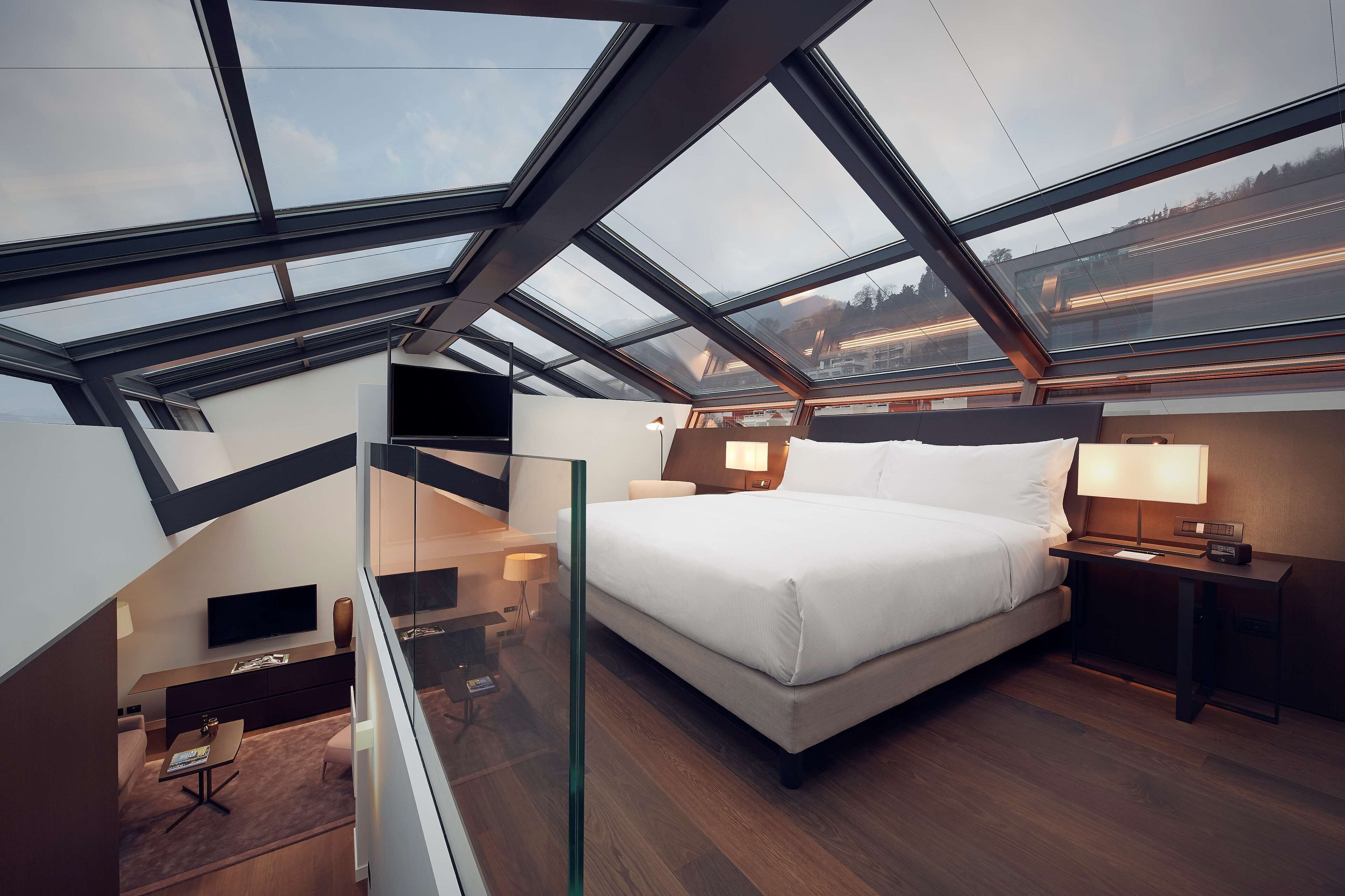 ผ้านวมขนเป็ด, ตู้นิรภัยในห้องพัก, ตกแต่งพิเศษโดยเฉพาะ, โต๊ะทำงาน