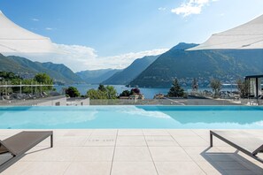 Piscine extérieure, chaises longues
