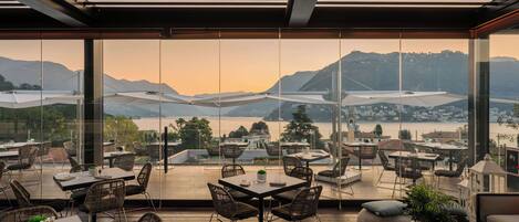 2 bars/lounges, een poolbar