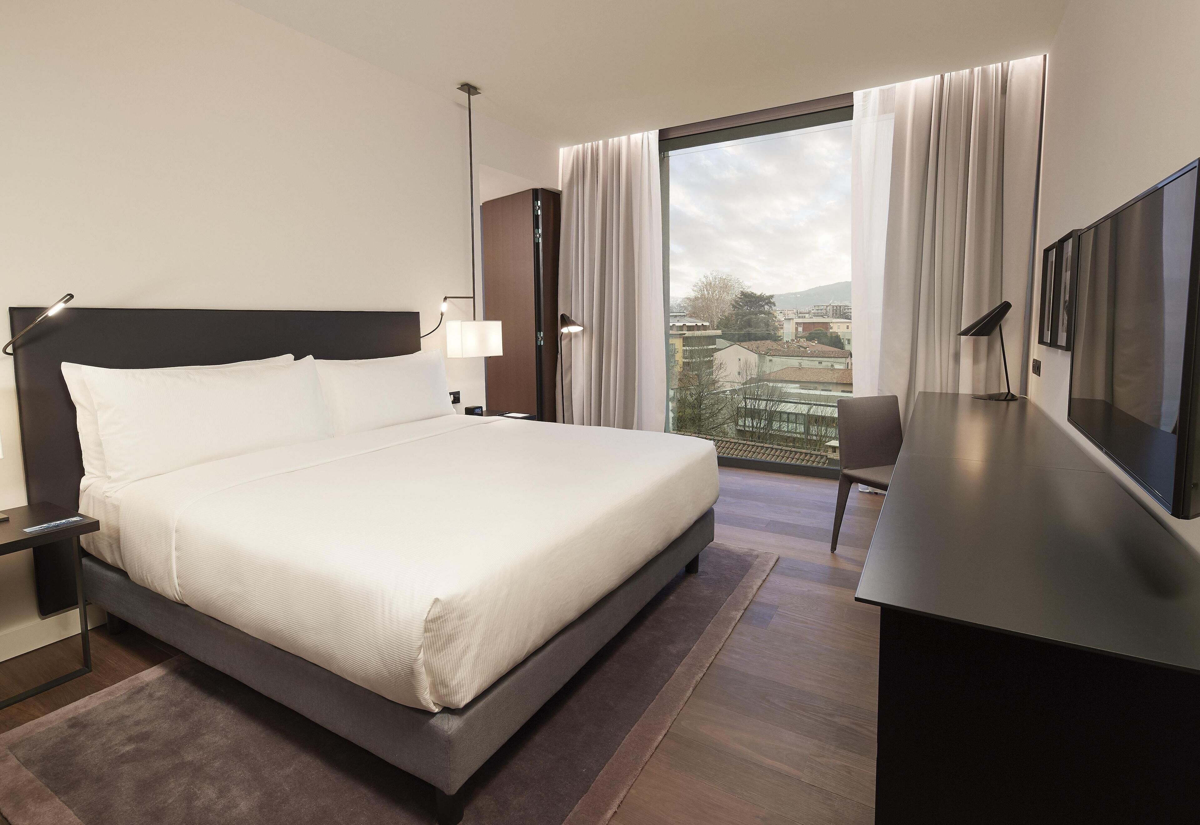 Down duvets, in-room safe, individually furnished, desk