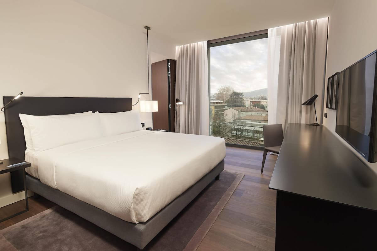 Down duvets, in-room safe, individually furnished, desk