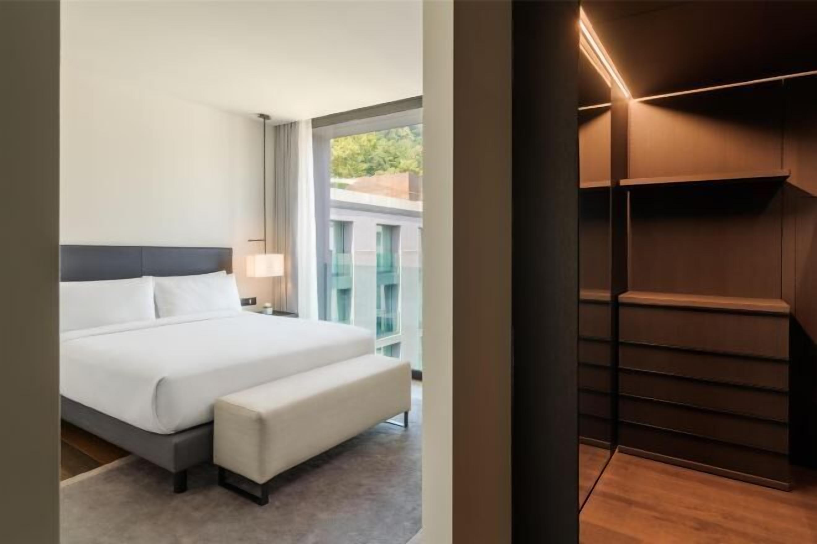 Daunenbettdecken, Zimmersafe, individuell eingerichtet, Schreibtisch