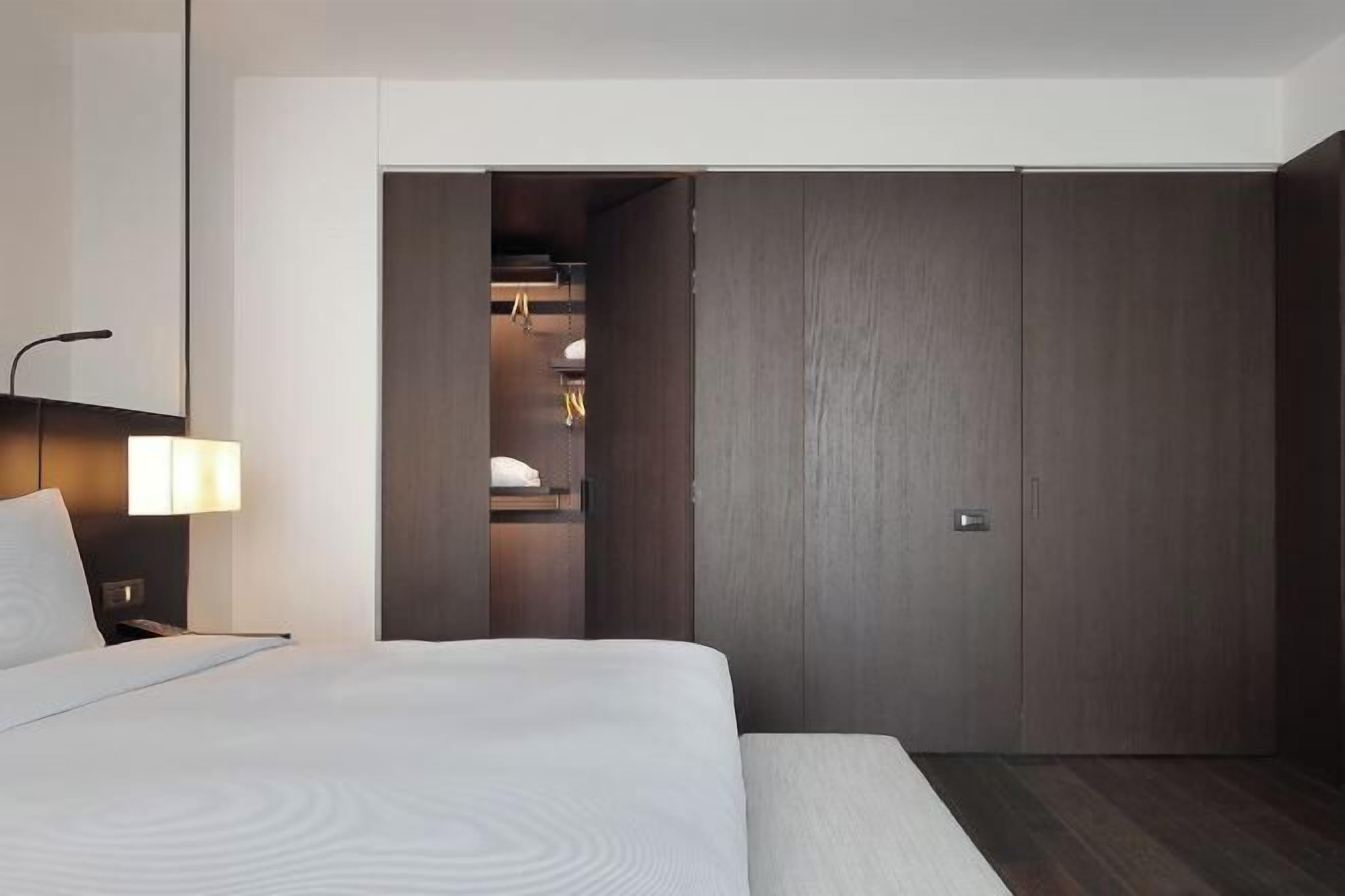 Daunenbettdecken, Zimmersafe, individuell eingerichtet, Schreibtisch