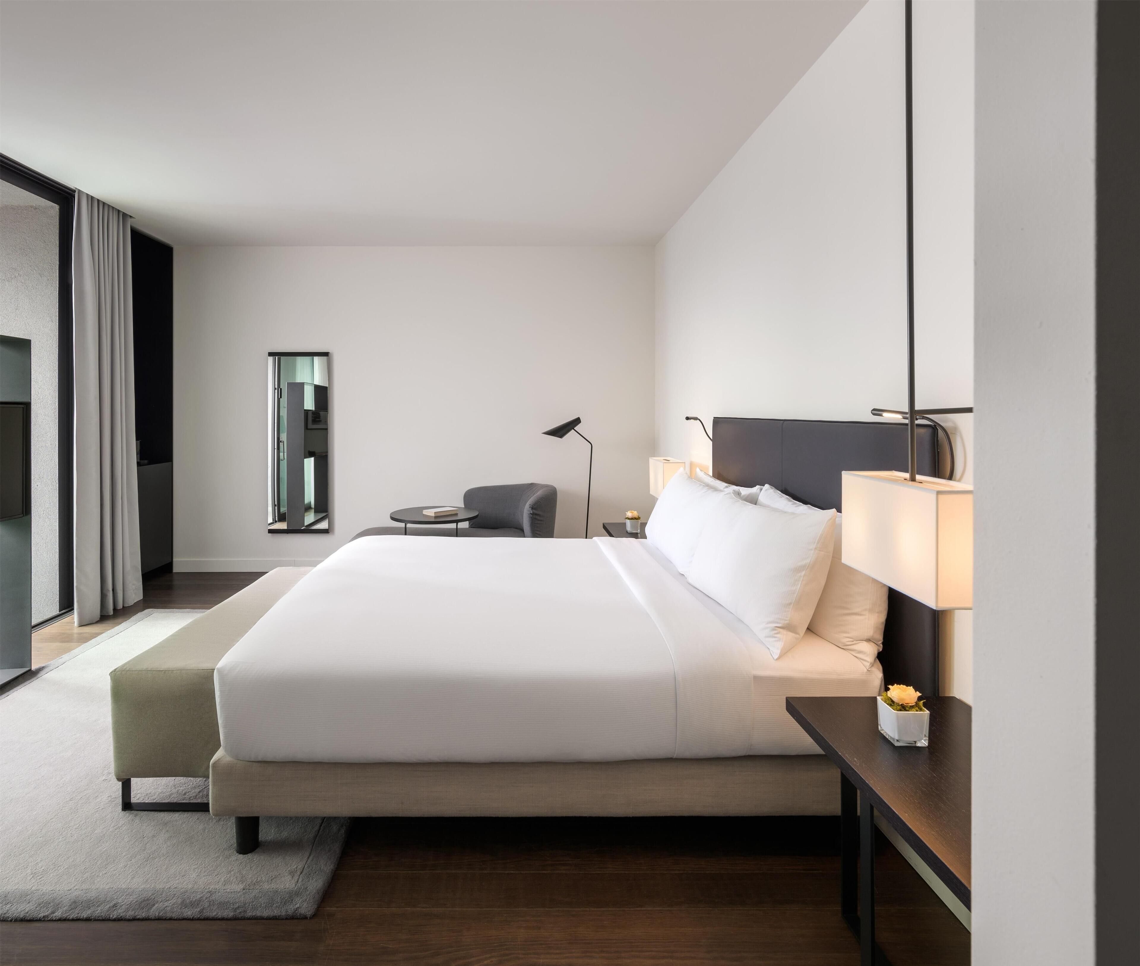 华丽客房, 1 张特大床, 阳台 | 羽绒被、客房内保险箱、特色家居、办公桌