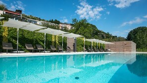 Piscina all'aperto, con ingresso dalle 08:00 alle 18:00, lettini