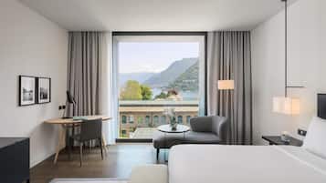 Premium-Zimmer, 1 King-Bett, Seeblick | Daunenbettdecken, Zimmersafe, individuell eingerichtet, Schreibtisch