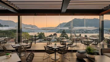 2 bars/lounges, poolside bar