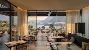 2 Bars/Lounges, Poolbar