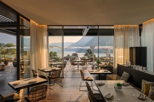 2 bars/lounges, poolside bar