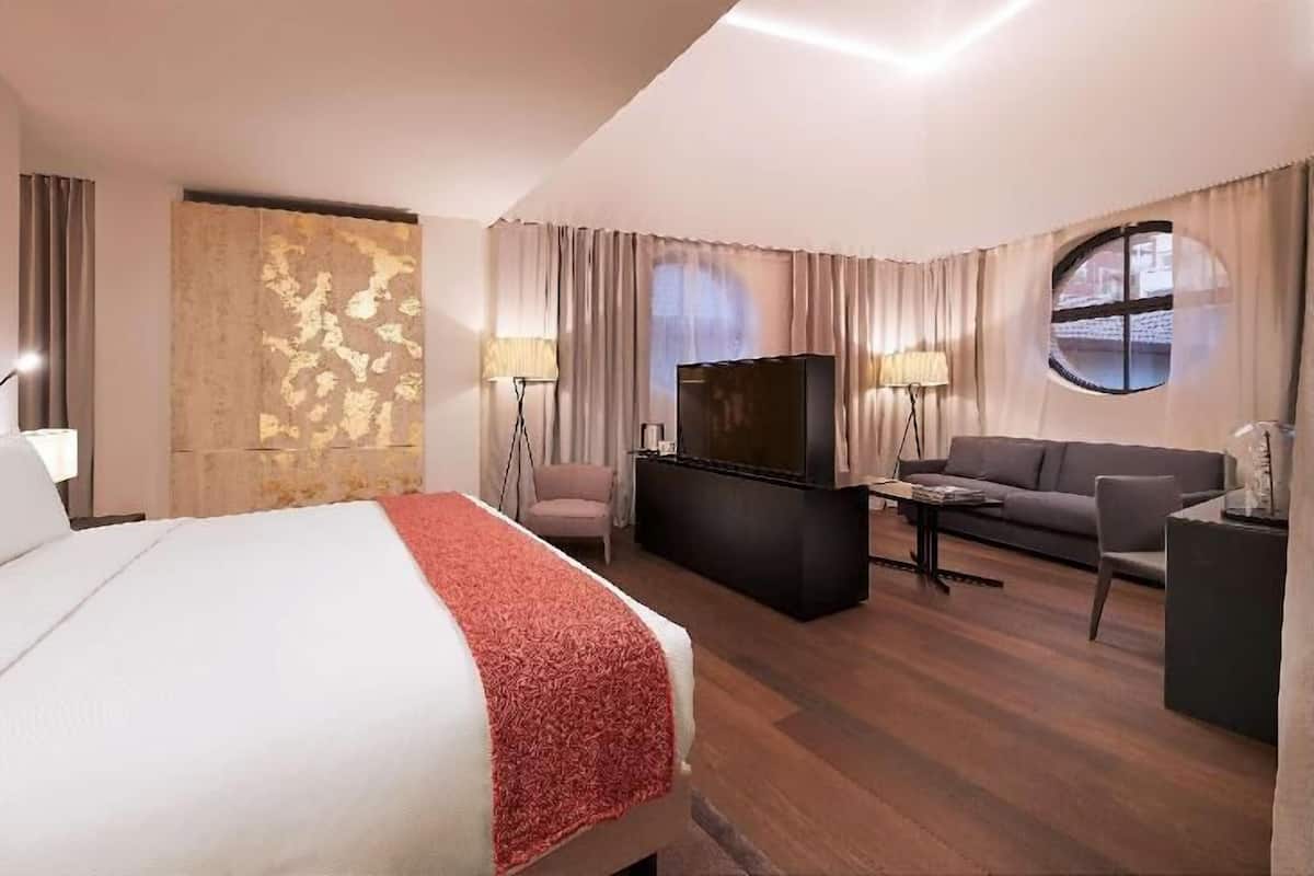 Down duvets, in-room safe, individually furnished, desk