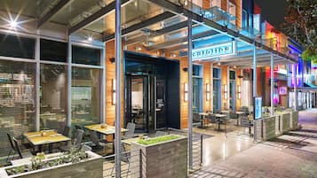 2 restaurants, breakfast, lunch, dinner served; American cuisine