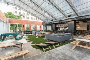 2 restaurants servant le déjeuner, le dîner et le souper