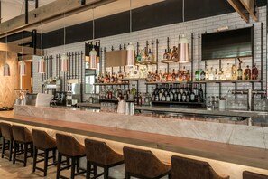 2 bars-salons, bar sur le toit
