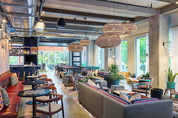 2 restaurants; breakfast, lunch, and dinner served