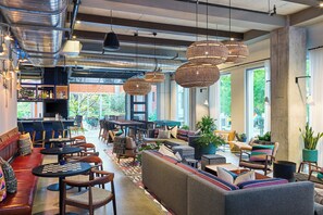 2 restaurants, breakfast, lunch, dinner served; American cuisine - Aloft Austin Downtown (Austin)