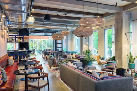 2 restaurants, breakfast, lunch, dinner served; American cuisine. Aloft by Marriott Austin Downtown