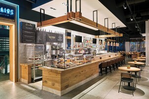 2 restaurants; breakfast, lunch and dinner served 