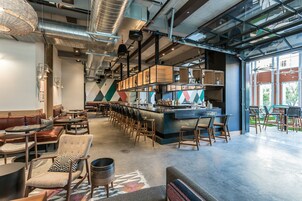 2 ristoranti, aperti a colazione, a pranzo e a cena, cucina americana