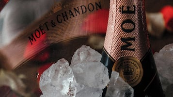 Una botella de champán Moët & Chandon en una copa rodeada de cubitos de hielo.