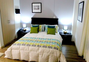 Minibar, Schreibtisch, laptopgeeigneter Arbeitsplatz