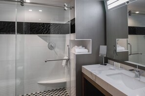 Combined shower/bathtub, free toiletries, hair dryer, towels - Courtyard by Marriott Temecula Murrieta (Murrieta)
