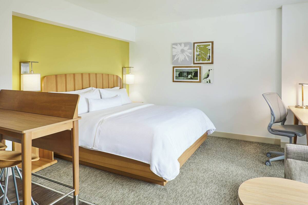 Premium bedding, in-room safe, desk, laptop workspace