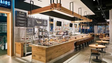 供應早餐、午餐、晚餐;美國菜;室外用餐