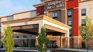 A Hampton Inn & Suites building with a modern design, featuring a stone facade and a covered entrance area. - Hampton Inn & Suites Duluth North/Mall Area (Duluth)