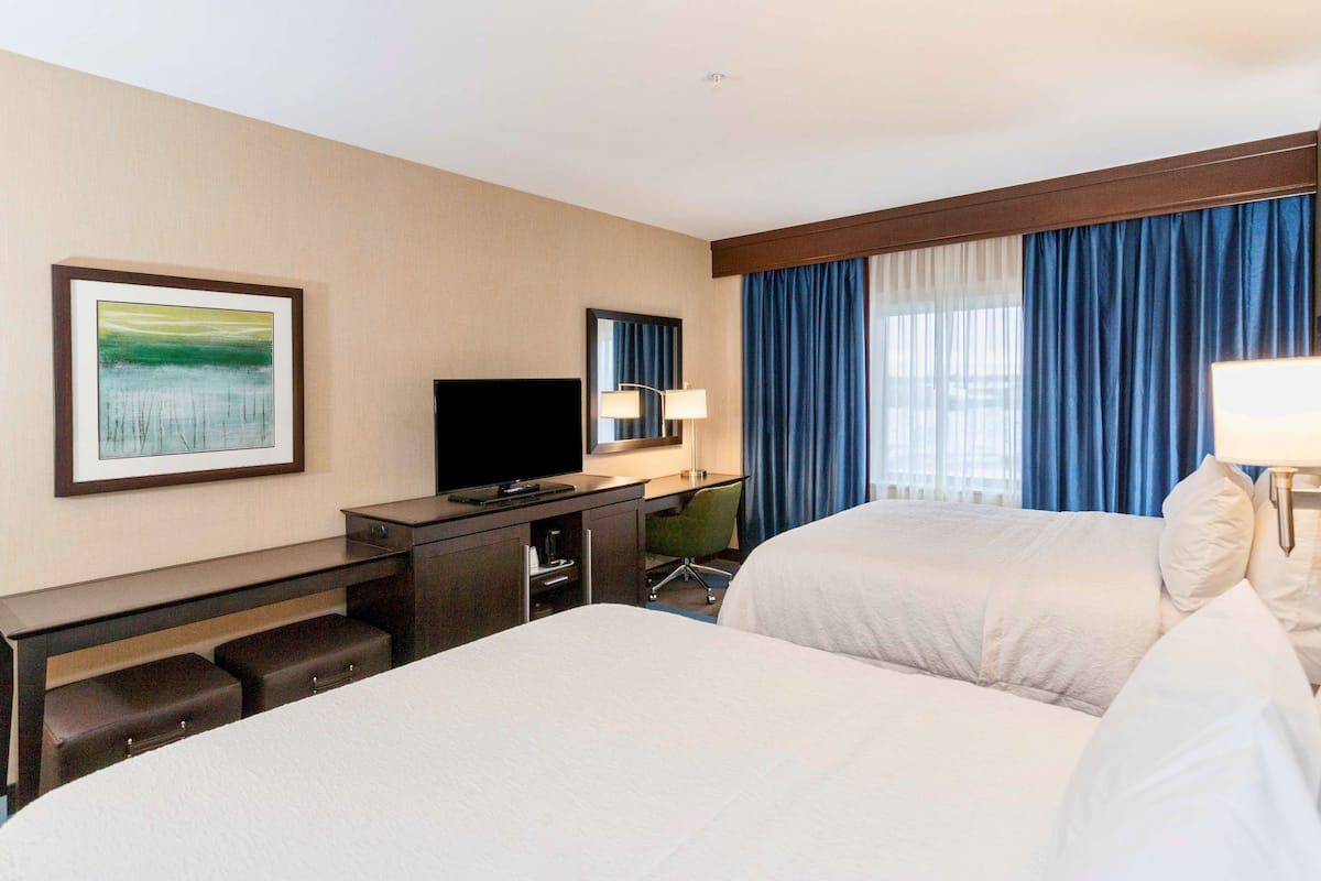 in-room safe, desk, laptop workspace, blackout curtains