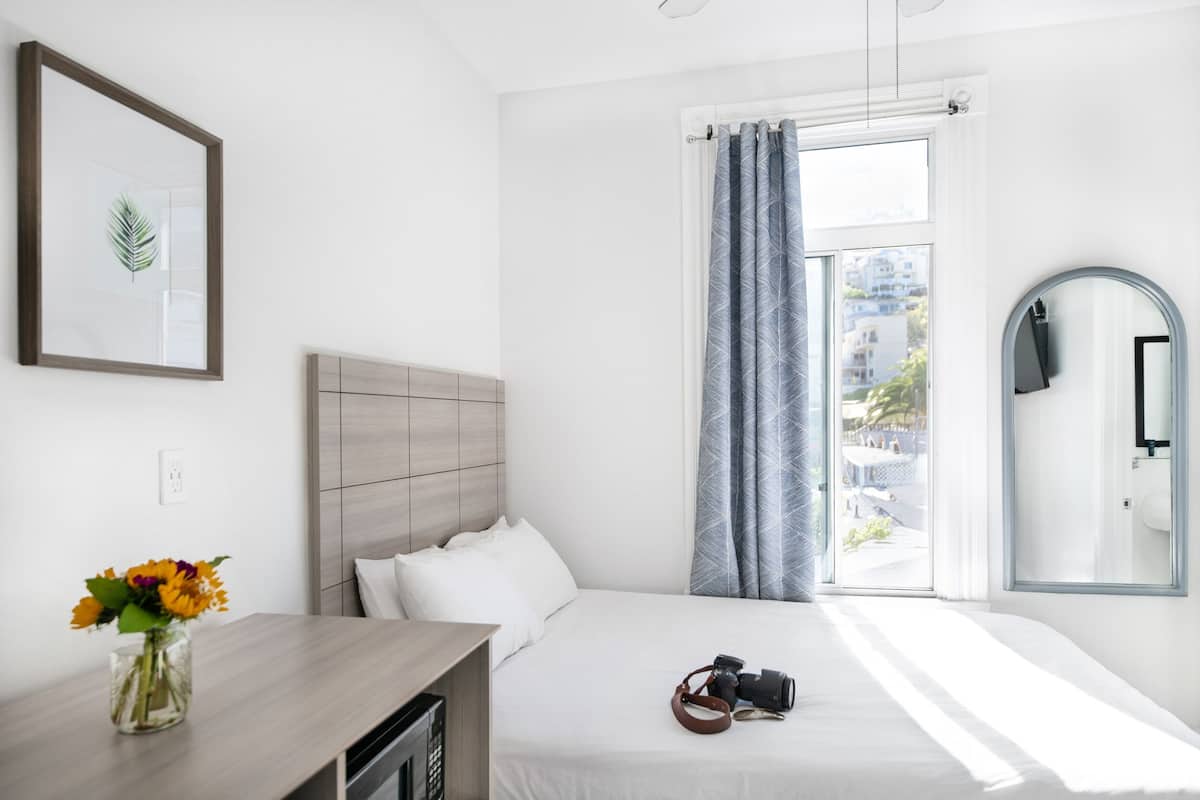 Classic Room | 1 bedroom, iron/ironing board, free WiFi, bed sheets