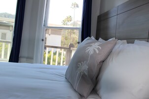Tabla de planchar con plancha, wifi gratis y ropa de cama 