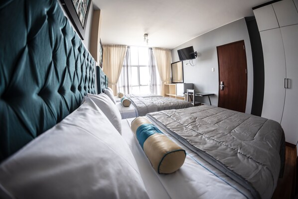 Tremannsrom – familie, flere senger | Sengetøy av topp kvalitet, skrivebord, blendingsgardiner og lydisolert