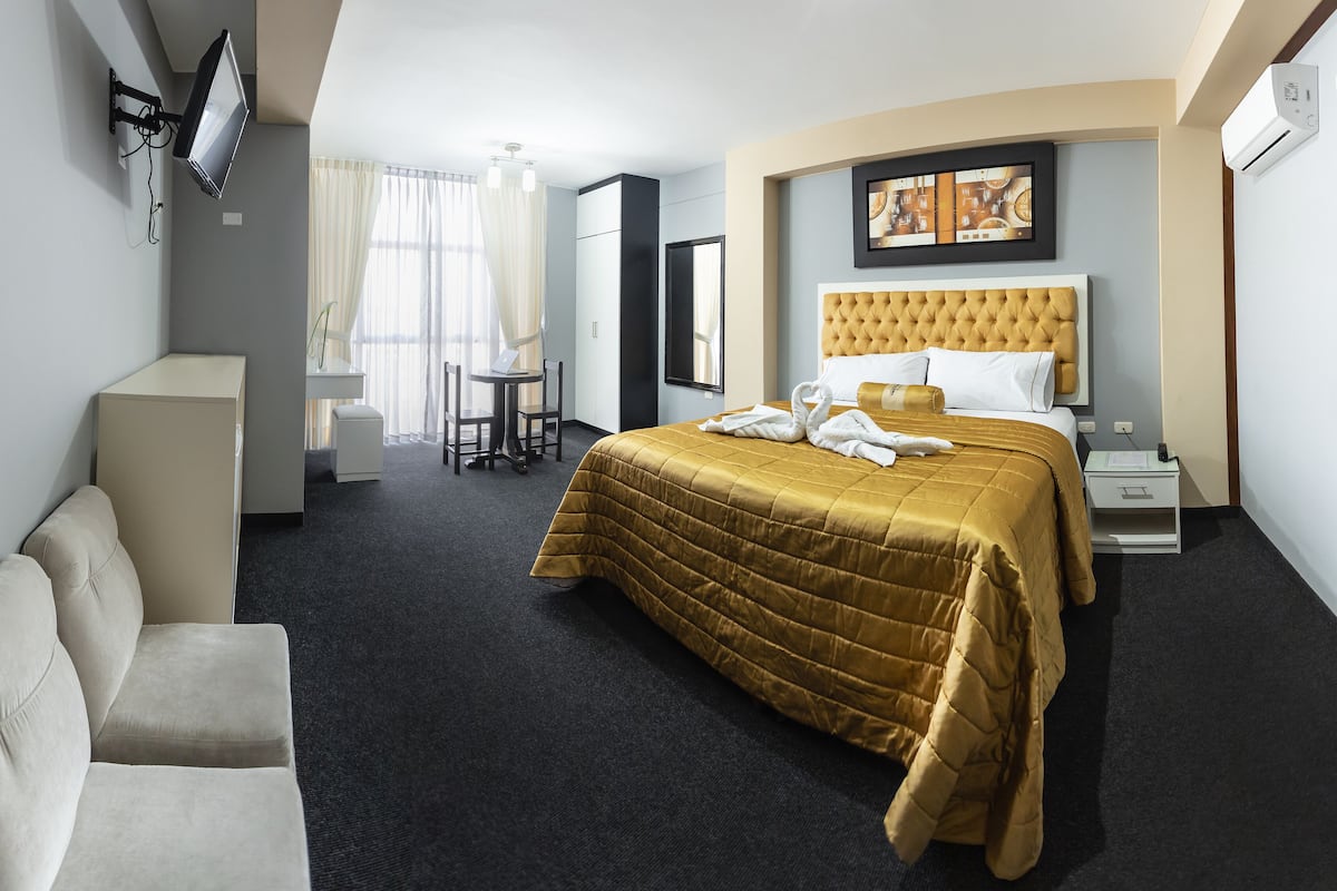 Deluxe Suite, 1 King Bed, City View | Premium bedding, desk, blackout drapes, soundproofing