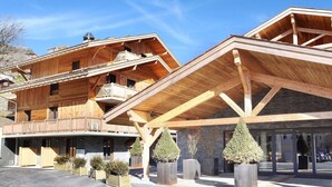 Un bâtiment en bois doté d’un balcon et d’un espace d’entrée abrité.