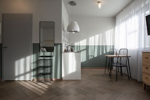 Familienstudio | Essbereich im Zimmer