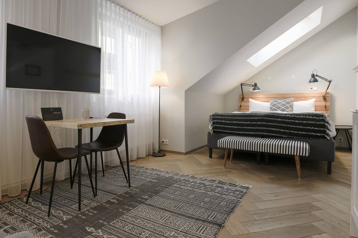 Deluxe studio | Living area | Flat-screen TV
