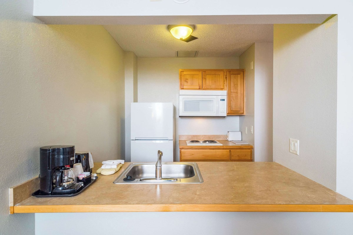 desk, laptop workspace, iron/ironing board, free wifi