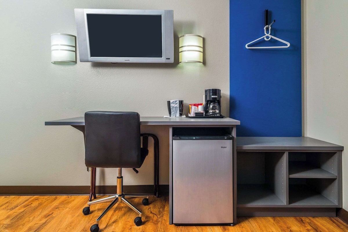 Desk, laptop workspace, iron/ironing board, free WiFi
