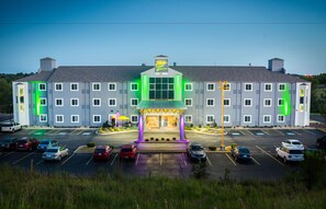 Vista frontal de la propiedad por la tarde o noche