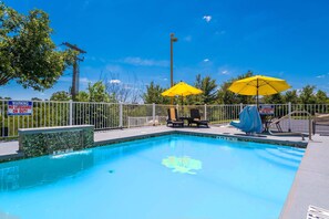 Outdoor pool - Studio Z, an Ascend Collection Hotel (St. Robert)