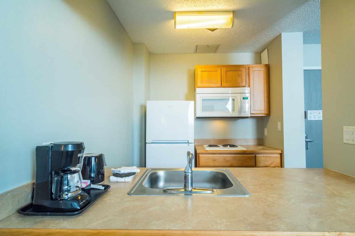 fridge, microwave, coffee/tea maker