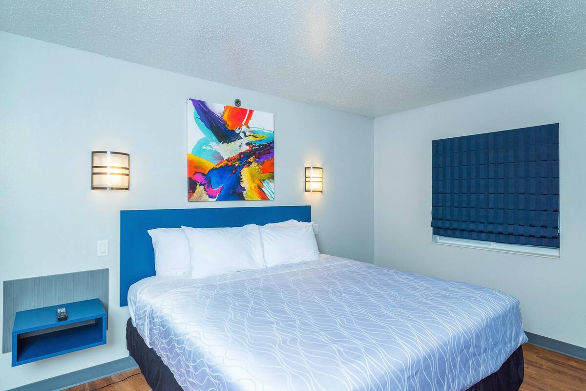 Suite, 1 Queen Bed with Sofa bed, Non Smoking (Efficiency)