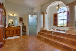 Honeymoon Suite, 1 King Bed | Deep soaking bathtub